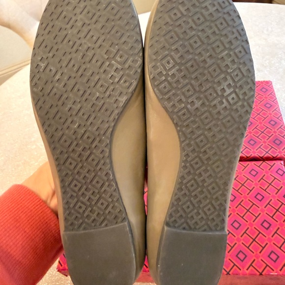 Tory Burch Women's Flats with Logo Accent, Size 7 - Picture 10 of 13
